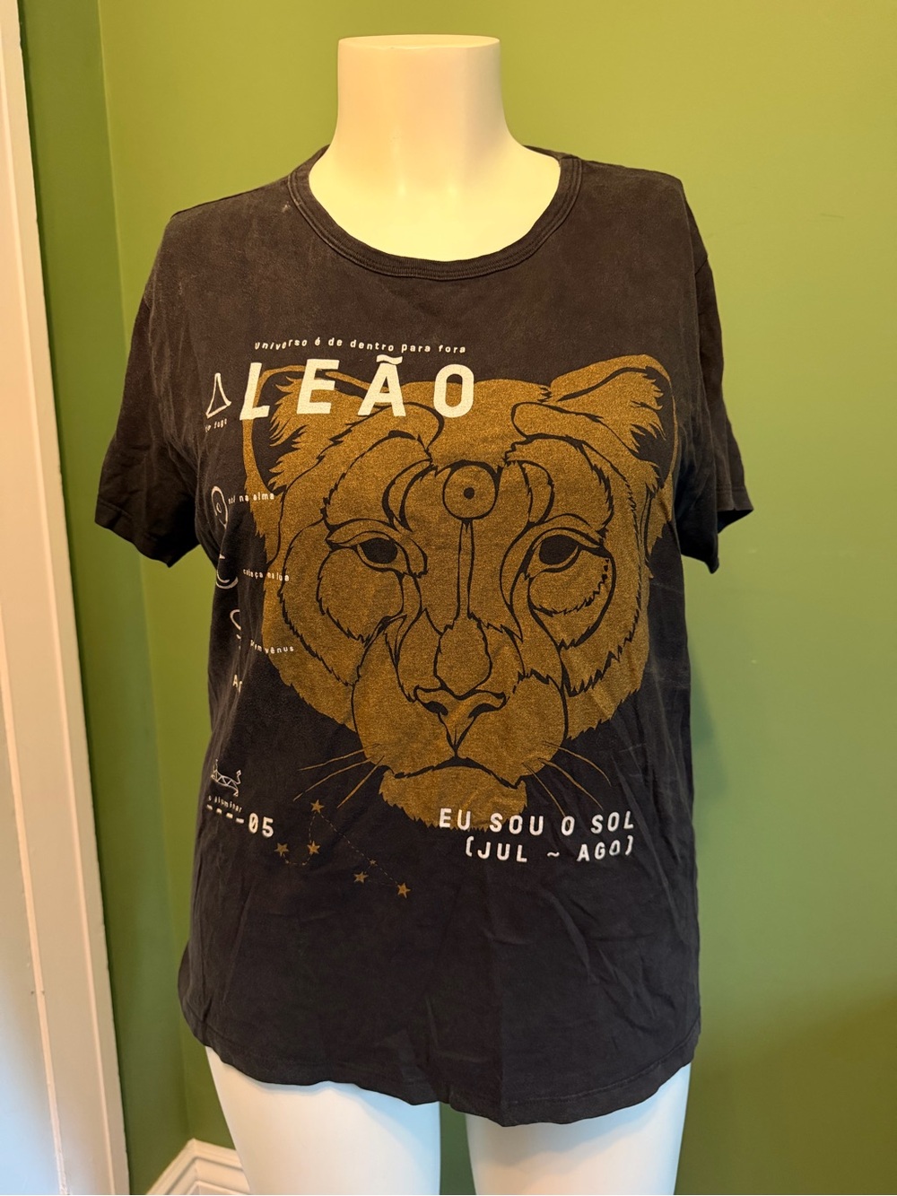 Leão Graphic Short Sleeve Tee - Black with Gold Print